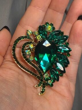 Emerald Green Rhinestone Heart Swirl Brooch Gold Tone Sparkly 2.25"